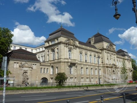 دانشگاه طراحی لباس University der Kunste Berlin